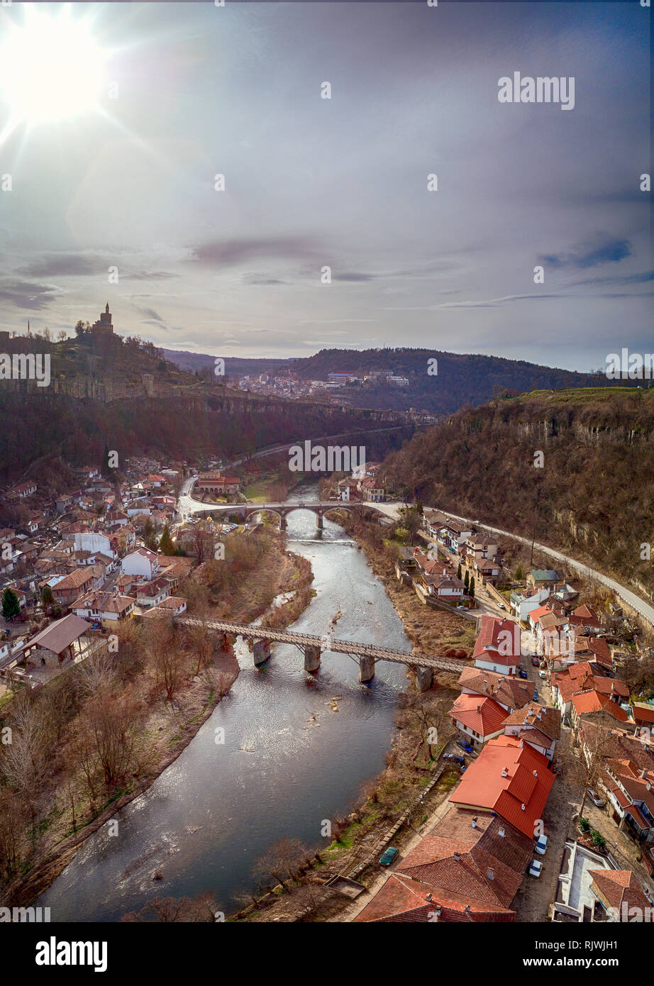 Vue aérienne de l'impressionnante vue de dessus de l'ancien pont de pierre sur la rivière Yarra - Image Banque D'Images