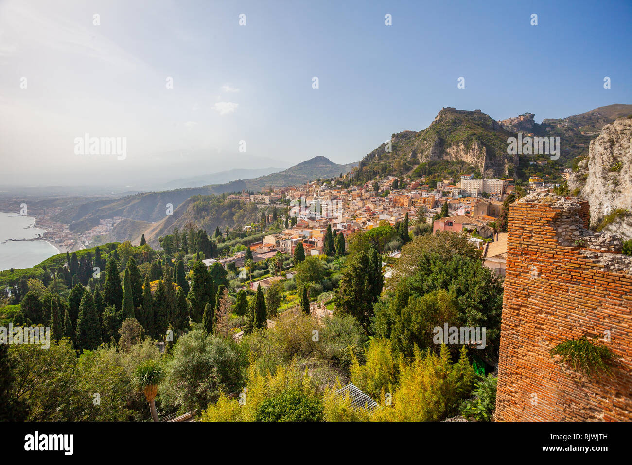 Vue panoramique de la ville de Taormina en Sicile shore, l'Etna est caché dans les nuages Banque D'Images