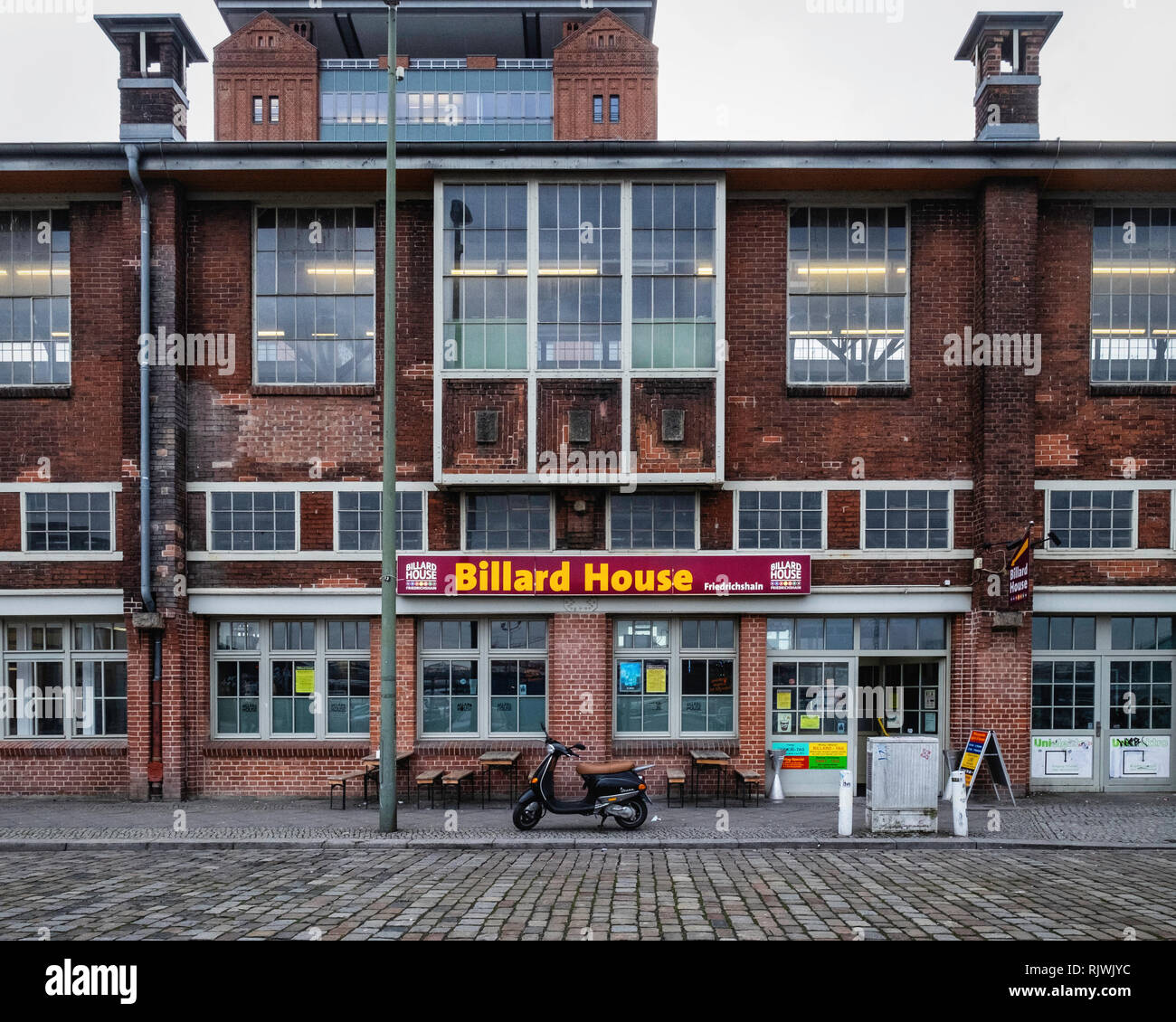 Berlin, Friedrichshain. Maison de billard dans l'ancien wagon de train à  ossature d'acier hall & maintenance remise de Warschauer Strasse U-Bahn  railway station Photo Stock - Alamy