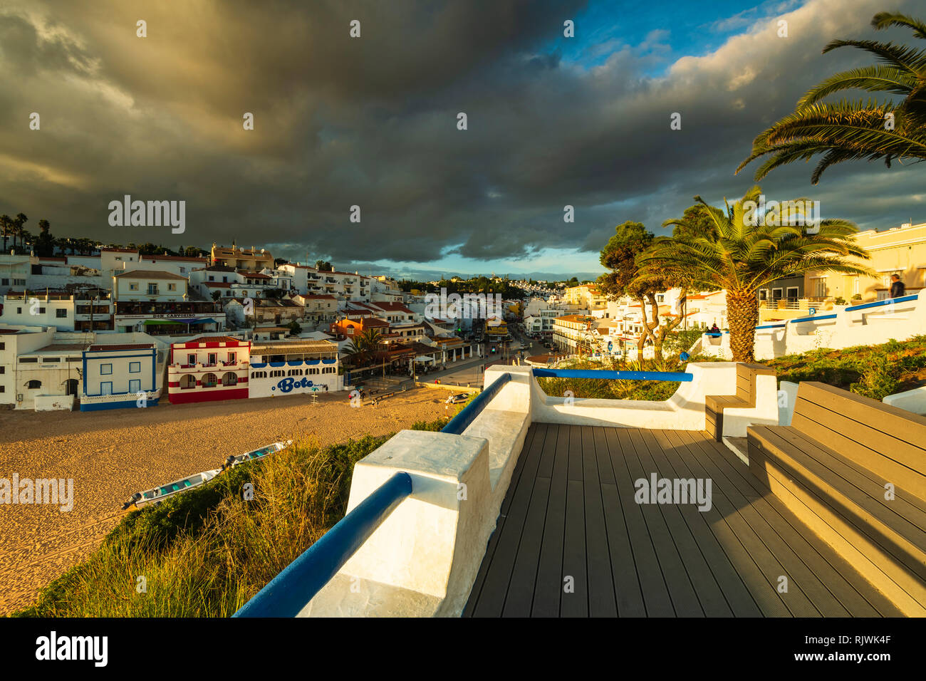 Ciel d'orage sur la ville côtière de Carvoeiro, Algarve, Portugal, Europe Banque D'Images