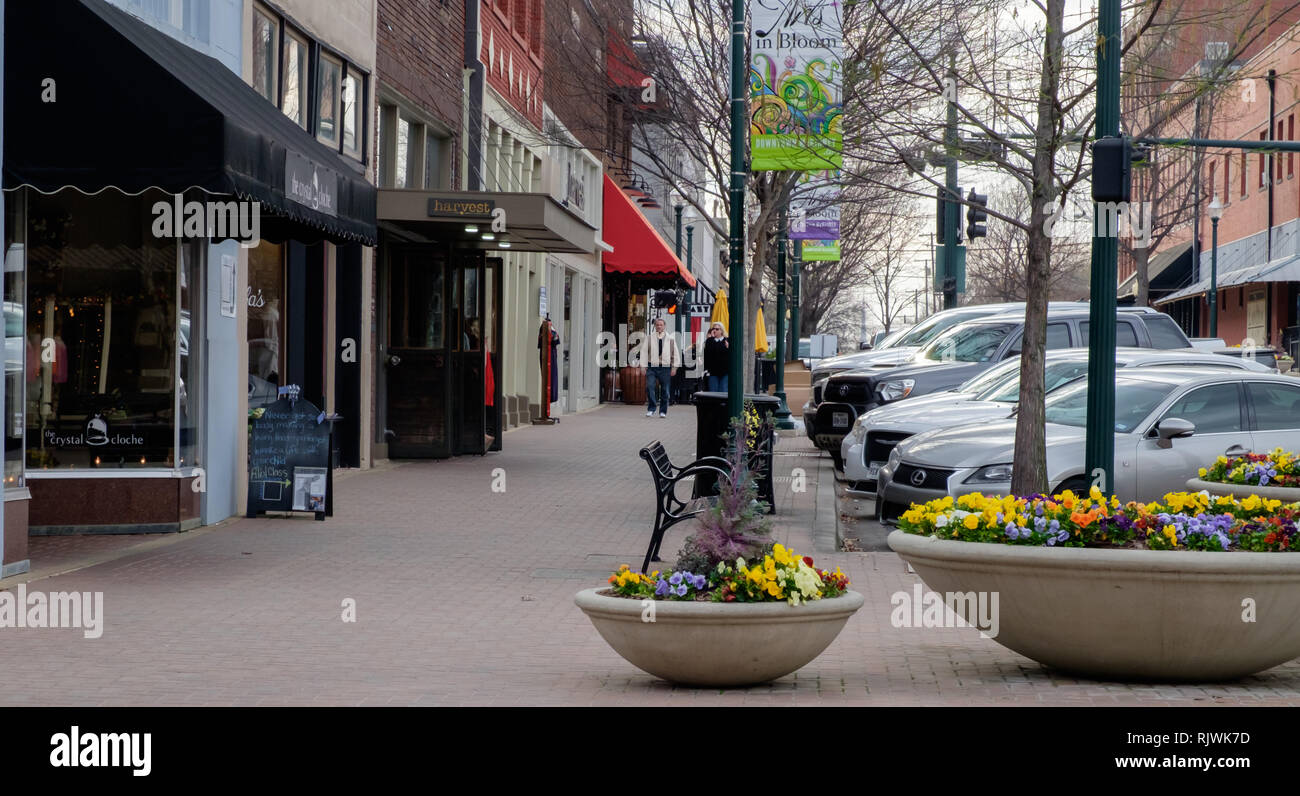 Rue principale au centre-ville historique de McKinney, au Texas. Fleurs colorées, nettoyer les trottoirs et les magasins. Mars 2018 Banque D'Images