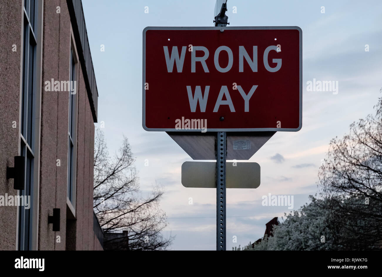 Mauvais sens de circulation rouge signe en centre-ville de McKinney, au Texas. Mars 2018 Banque D'Images