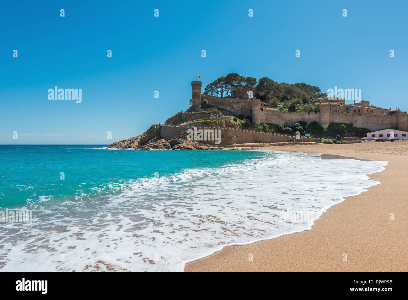 Plage de Tossa de Mar et de la forteresse dans un beau jour d'été, Costa Brava, Catalogne, Espagne Banque D'Images