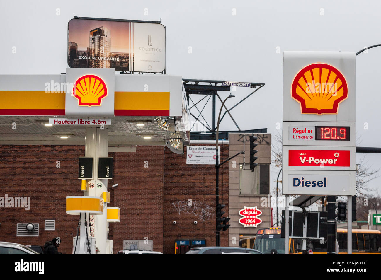 Montréal, Canada - le 9 novembre 2018 : le logo de Shell en face de l'un de leurs postes d'essence au Canada. Shell est un Néerlandais britannique de la production de pétrole et de sal Banque D'Images