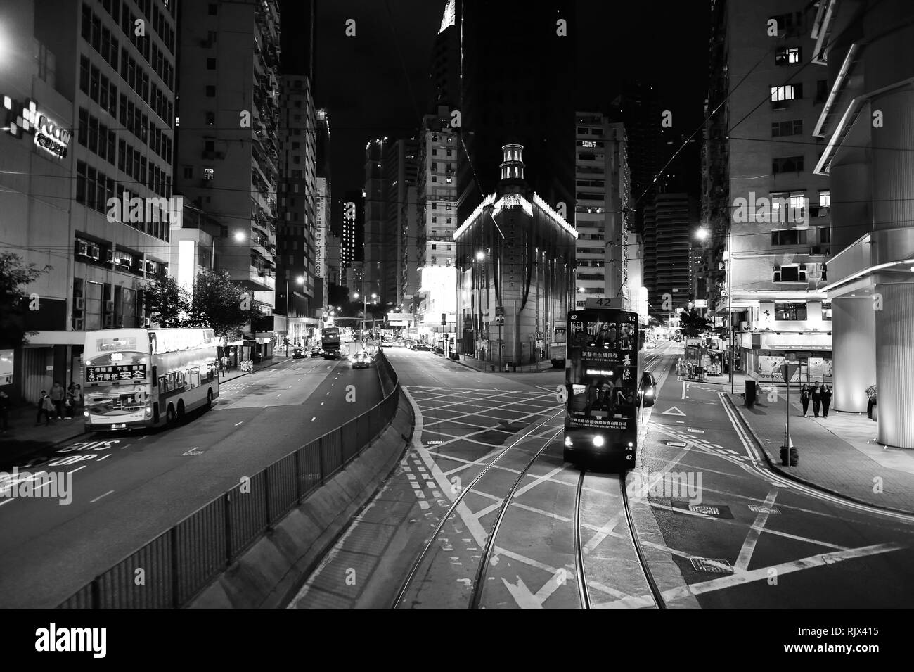 HONG KONG - Décembre 25, 2015 : la vue de pont supérieur du tramway à impériale. Le tram est le moins cher mode de transport public sur l'île de Hong Kong Banque D'Images