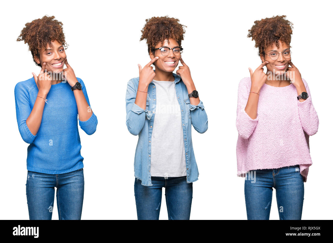 Collage de belle jeune fille africaine sur fond isolé en souriant, la bouche ouverte, les doigts pointant et en forçant le sourire joyeux Banque D'Images