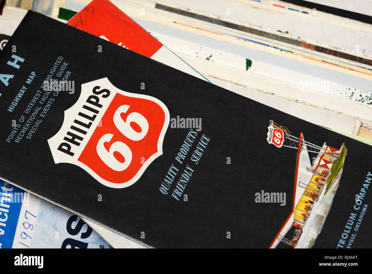Phillips Vintage 66 feuilles de route pour la vente à une boutique d'antiquités Banque D'Images