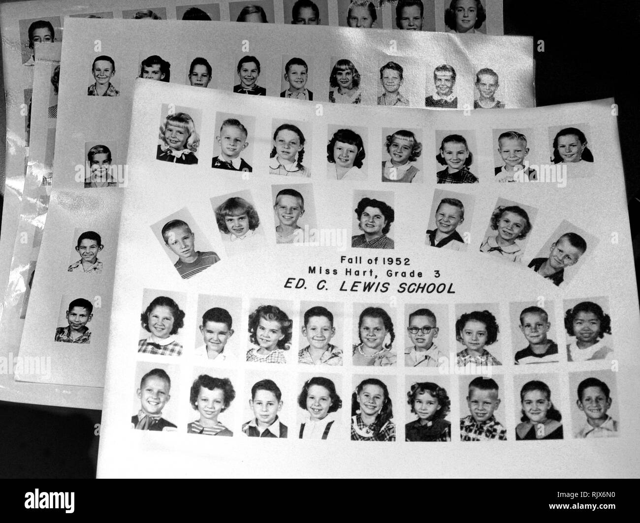 Vintage 1952 Photo de classe de 3e classe à l'école primaire de C. Lewis, Downey, California, à vendre à un antiquaire Banque D'Images