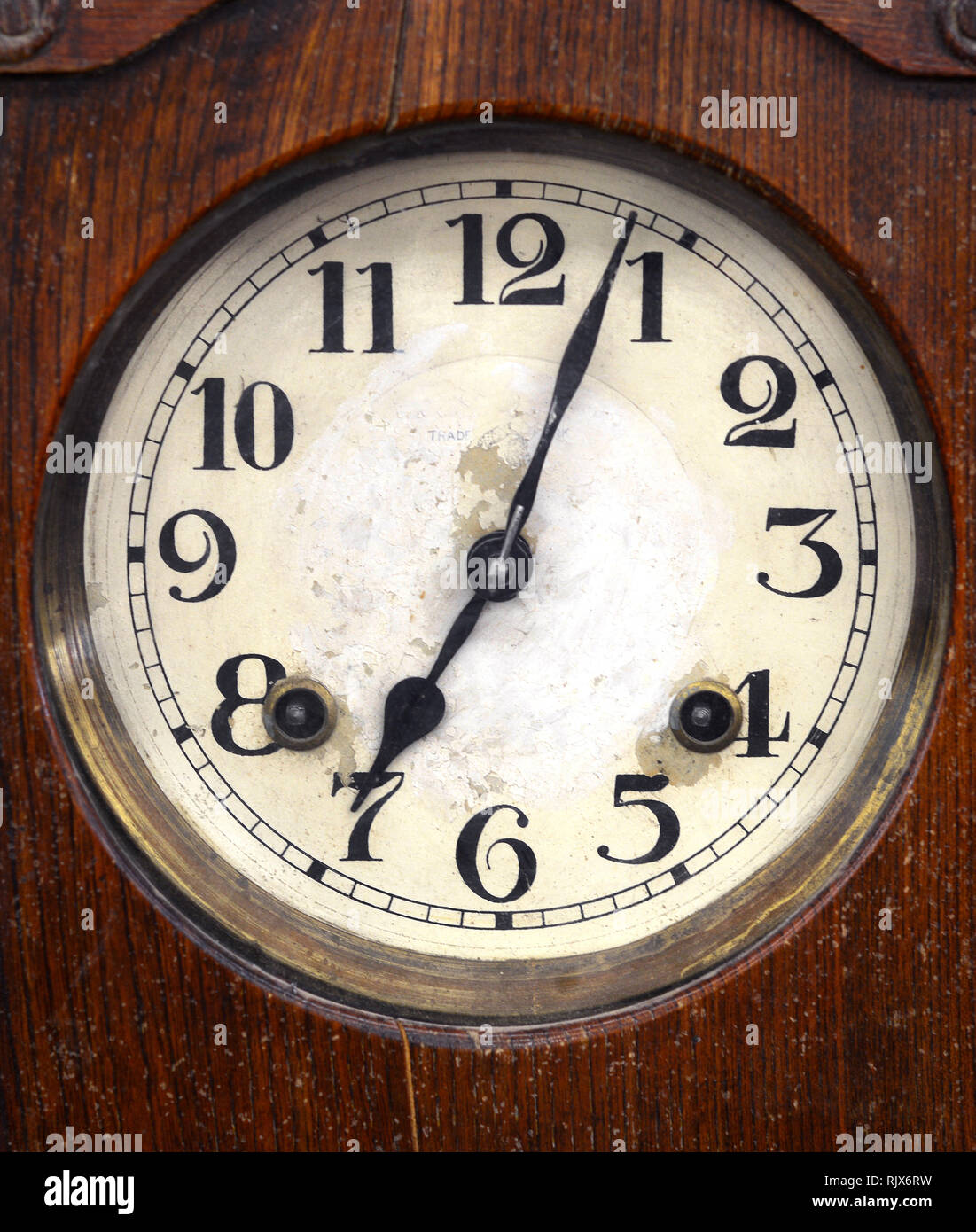 Visage d'une horloge ancienne à vendre à un antiquaire Photo Stock - Alamy