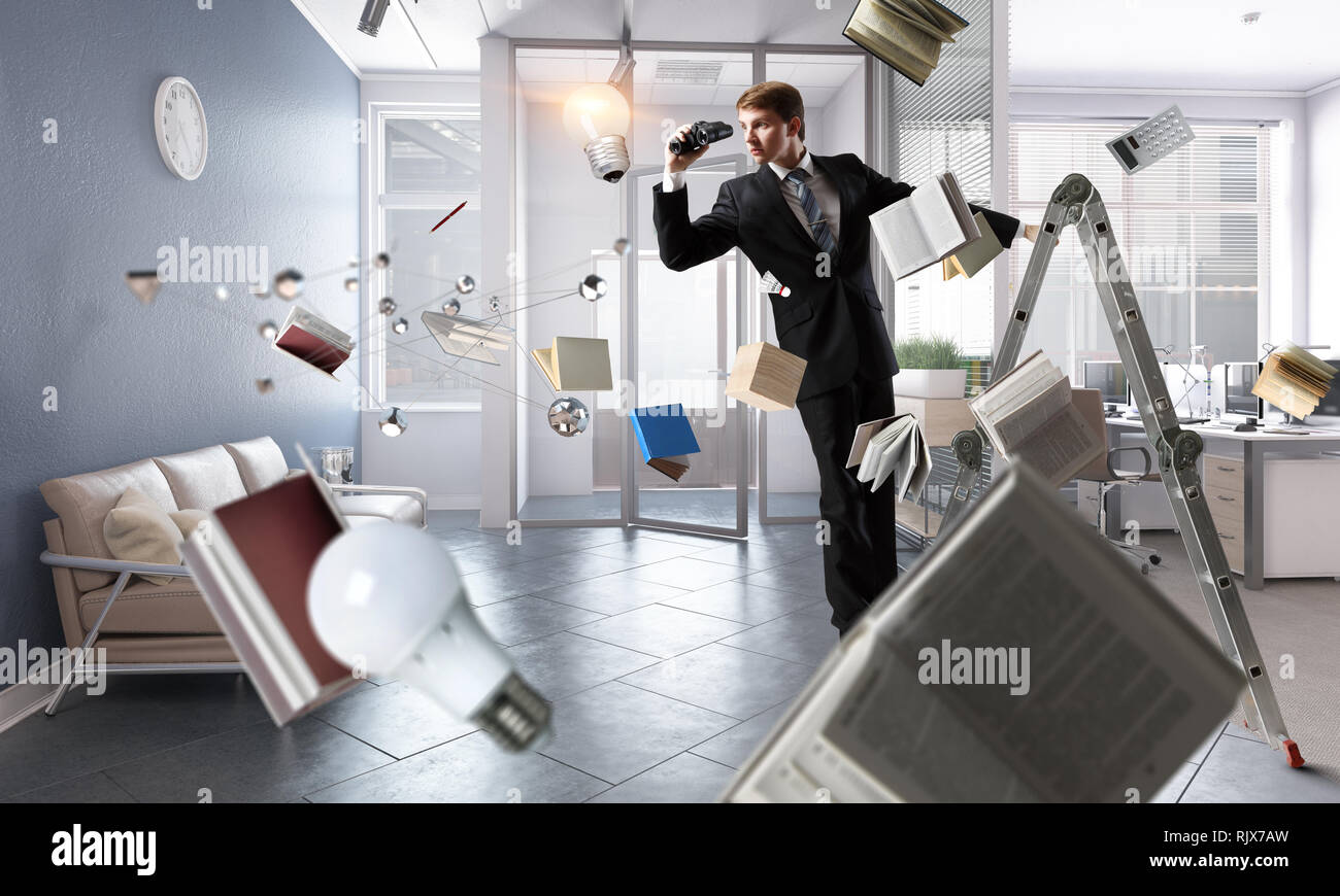 Businessman standing et regardant dans des jumelles. Technique mixte Banque D'Images