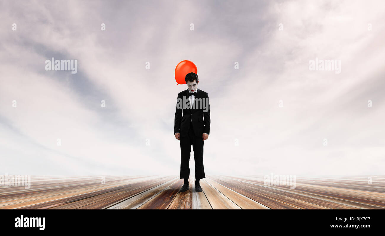 Mime l'homme en costume noir à la colère. Technique mixte Banque D'Images