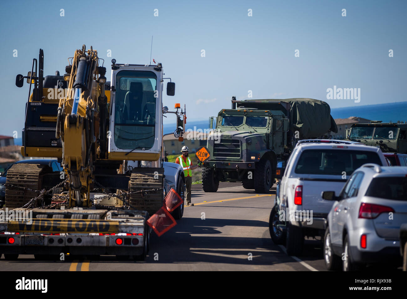 Mark Hill, centre, ouvrier non qualifié, Command Performance constructeurs, dirige le trafic après l'installation de plaques d'acier sur Carnes Road, au Marine Corps Base Camp Pendleton, en Californie, 7 février 2019. L'installation des plaques d'acier sur Carnes Road permettra aux deux sens de la circulation sur la route. (U.S. Marine Corps photo par le Cpl. Juan Bustos) Banque D'Images