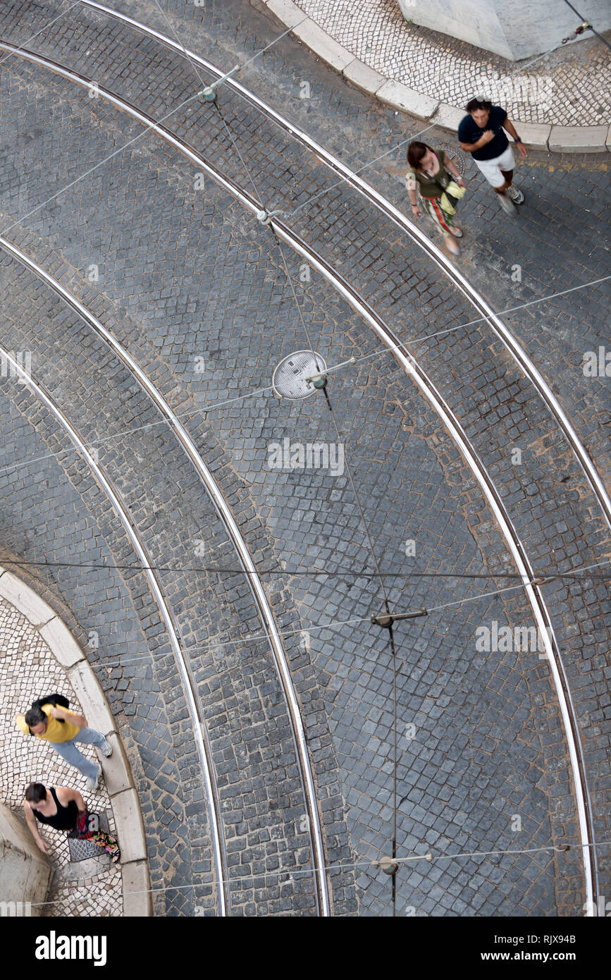 Cobblestone rue de Lisbonne - antenne avec voies de tram et des piétons sur le trottoir. Banque D'Images