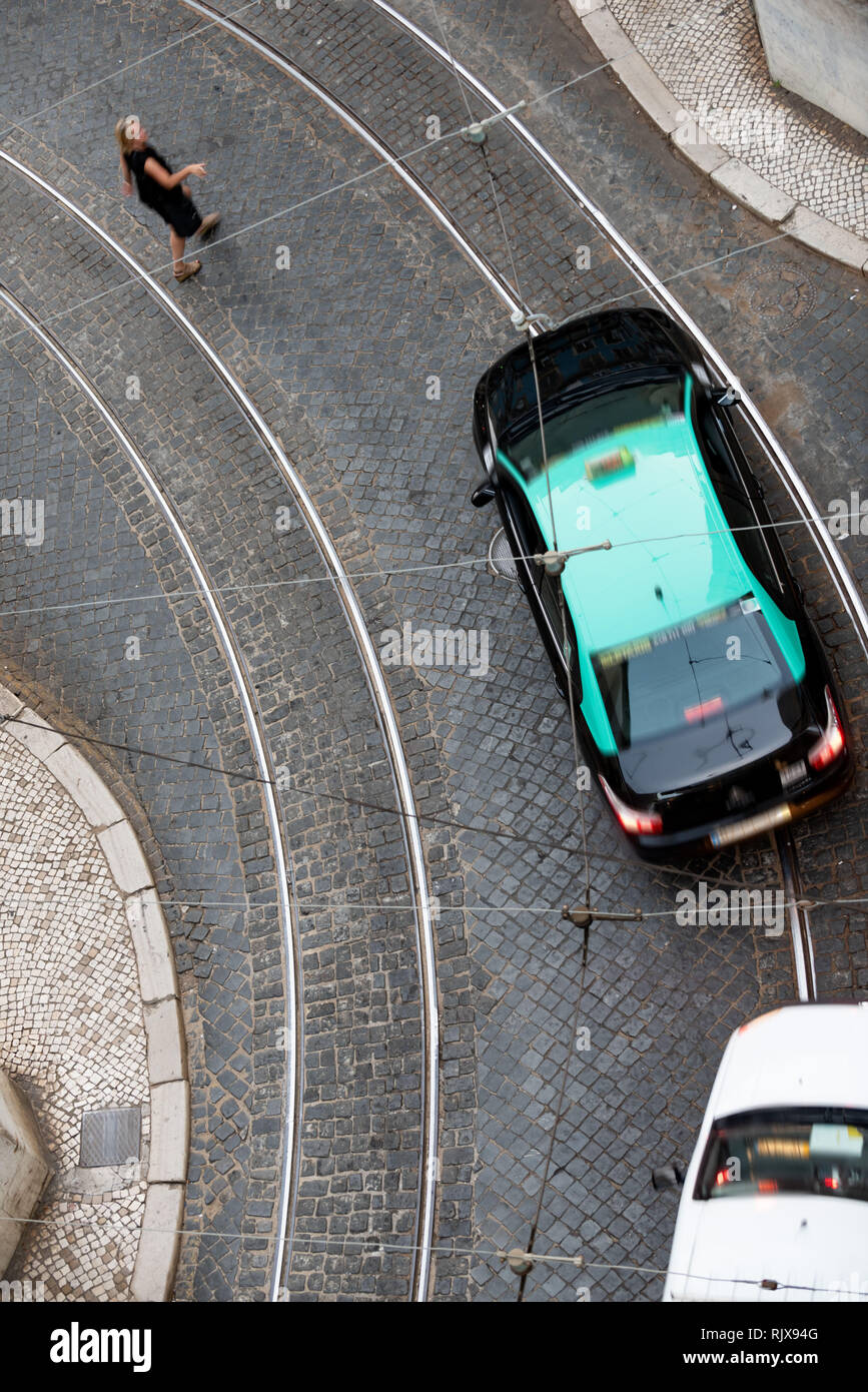 Cobblestone rue de Lisbonne - antenne avec voies de tram et la densité du trafic. Banque D'Images