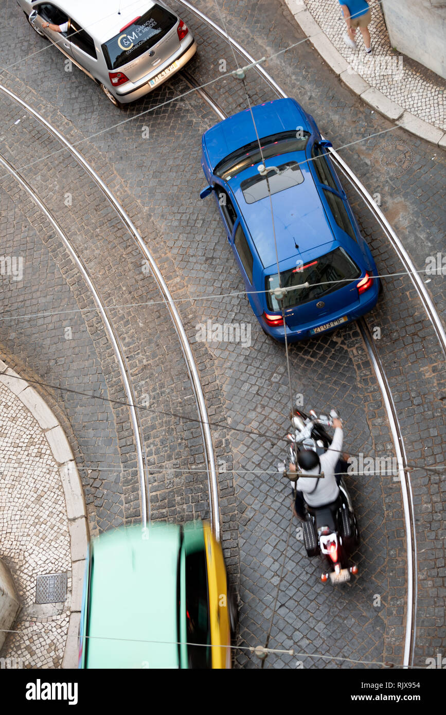 Cobblestone rue de Lisbonne - antenne avec voies de tram et la densité du trafic. Banque D'Images