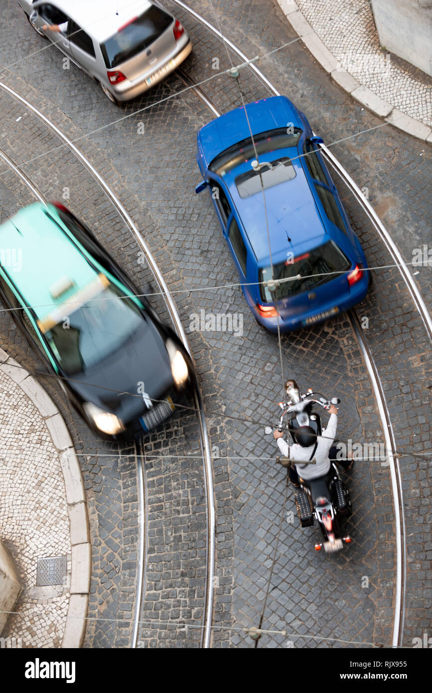 Cobblestone rue de Lisbonne - antenne avec voies de tram et la densité du trafic. Banque D'Images
