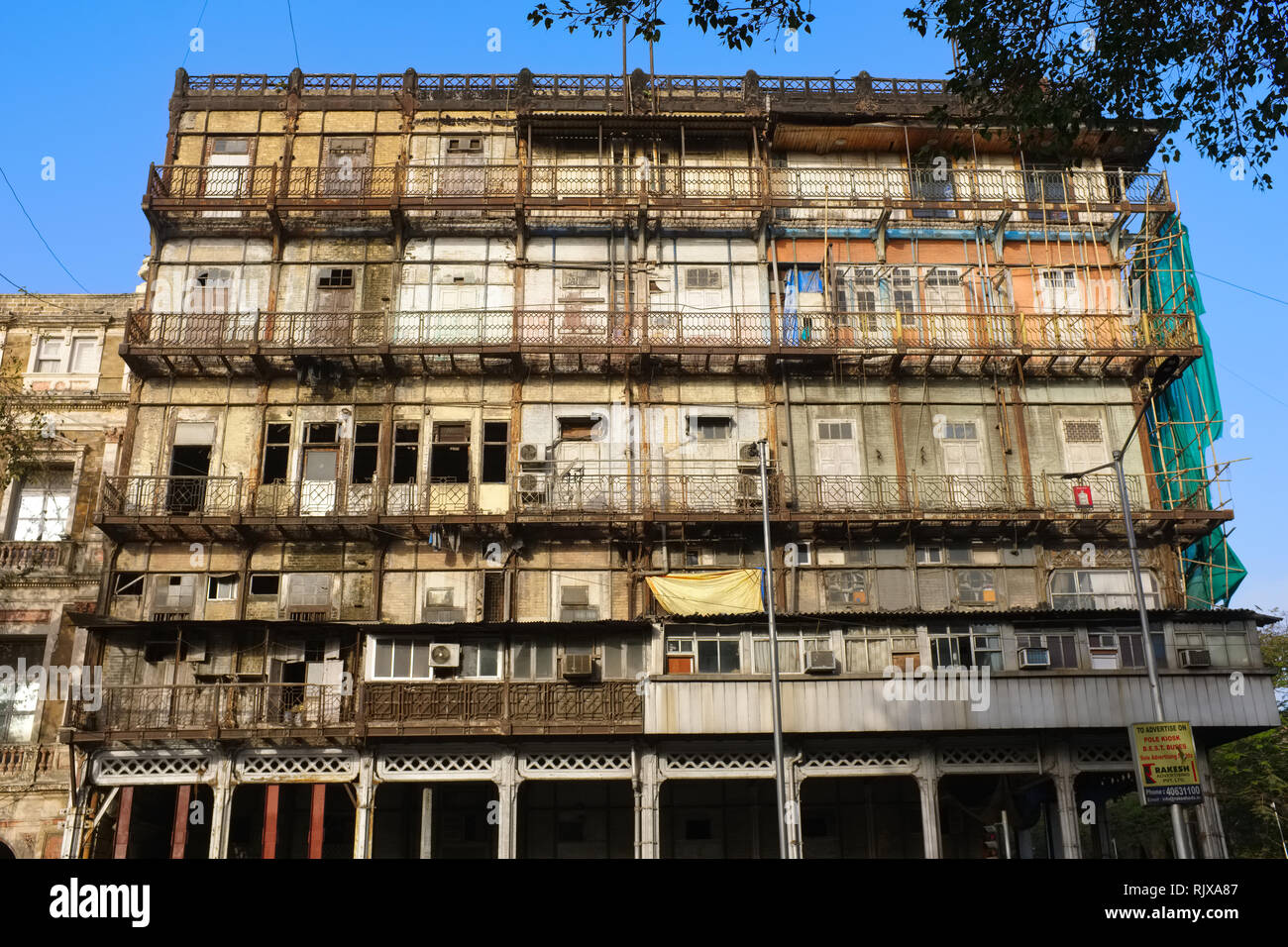 19e siècle, la structure du patrimoine Esplanade Hôtel particulier, construit comme Watson's Hotel, qui abrite maintenant les bureaux, dans la région de Kala Ghoda, Fort, Mumbai, Inde Banque D'Images