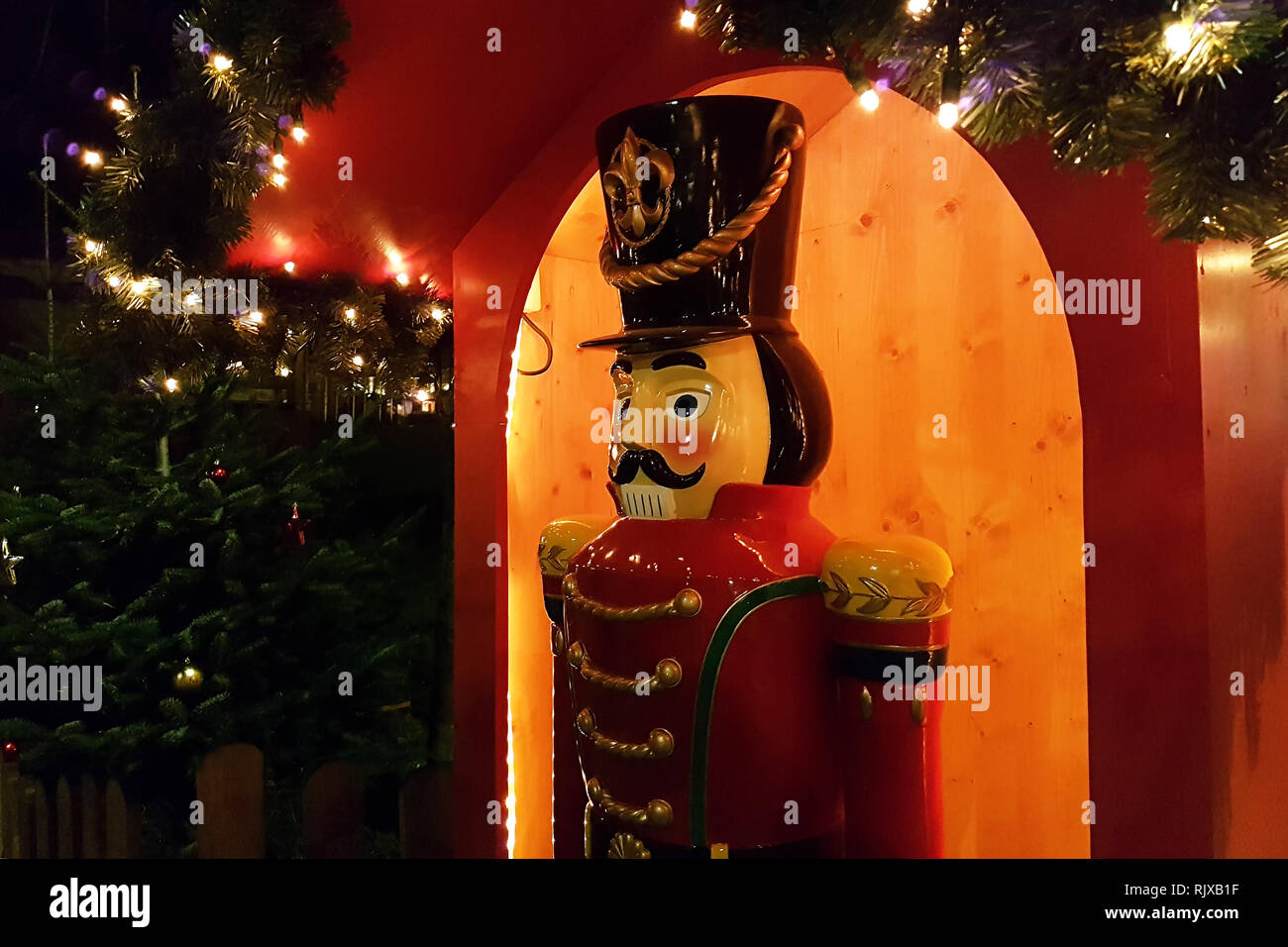 Casse-noisette soldat statue debout à un marché de Noël Banque D'Images
