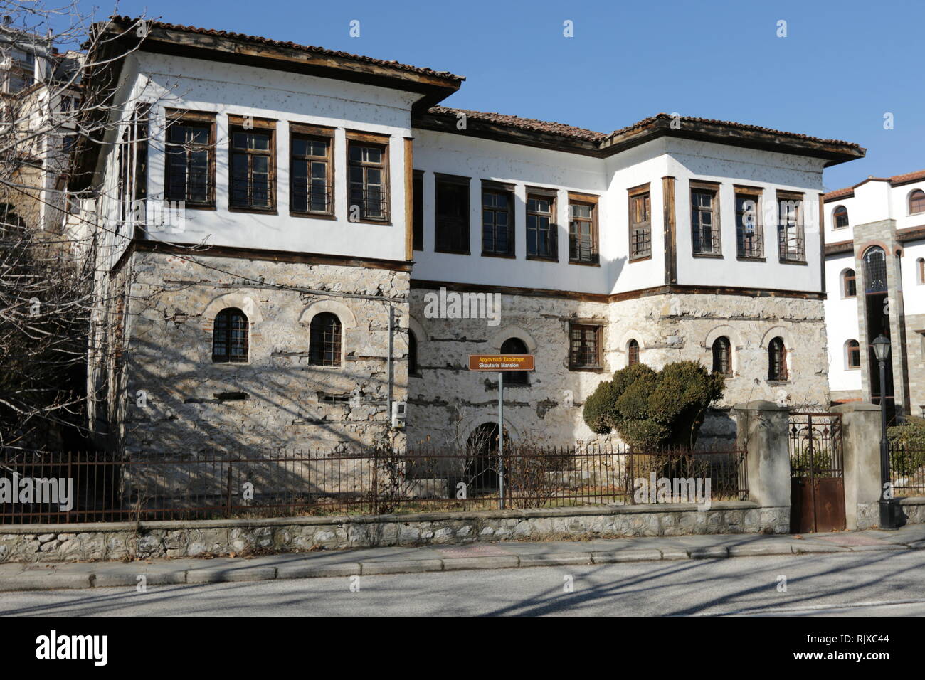 Hôtel particulier traditionnel le long du lac Orestiada à Kastoria, Grèce Banque D'Images