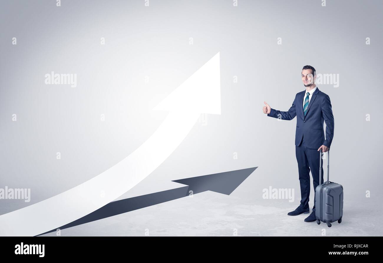 Jeune homme d'affaires l'auto-stop avec flèche progressif concept et copyspace Banque D'Images