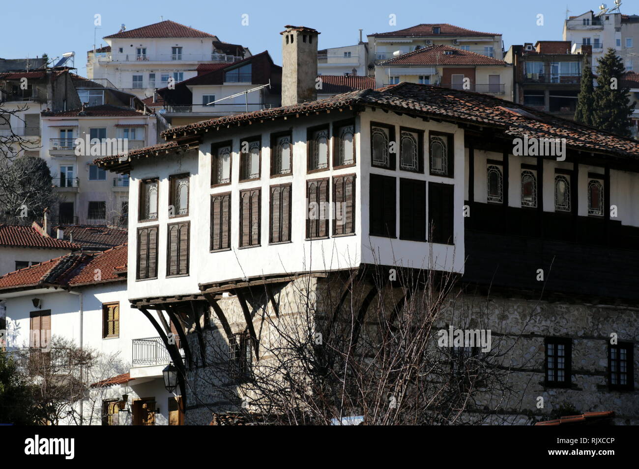 Hôtel particulier de l'époque ottomane, sachnisi avec un type traditionnel de baie vitrée, accueille actuellement le Musée du Costume de la ville de Kastoria, Grèce. Banque D'Images