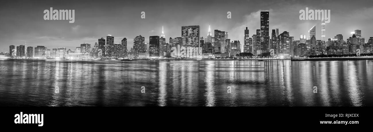 Le noir et blanc New York City panorama de nuit, USA. Banque D'Images