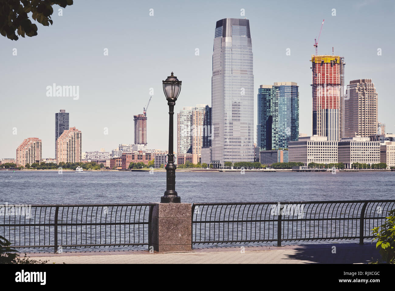 Manhattan west side promenade lampe de rue, Jersey City à distance, harmonisation des couleurs appliquées, USA. Banque D'Images