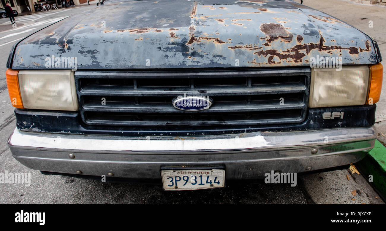 Beat up Ford véhicule. Banque D'Images