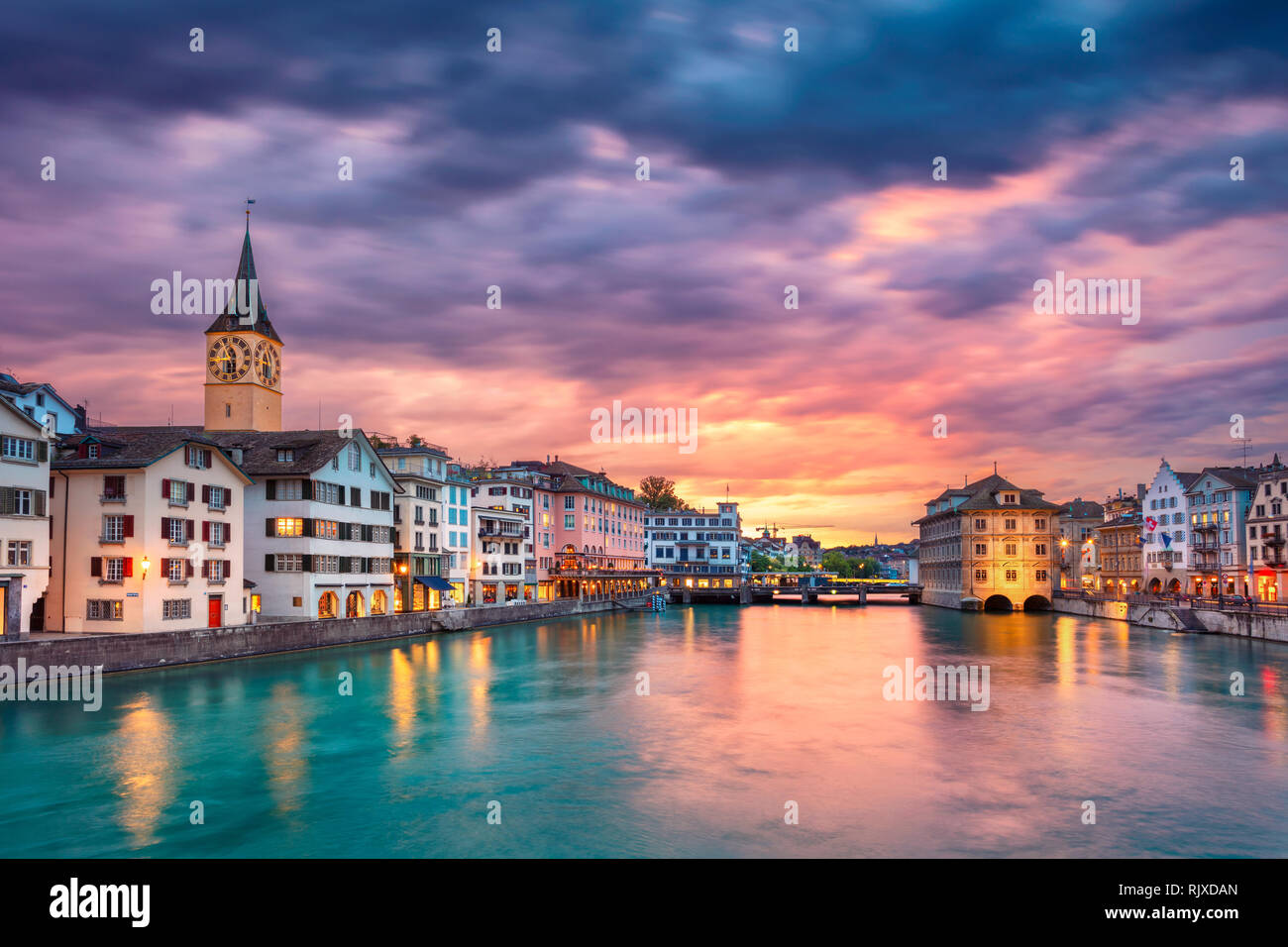 Zurich. Cityscape de droit de Zurich, Suisse pendant le coucher du soleil spectaculaire Banque D'Images