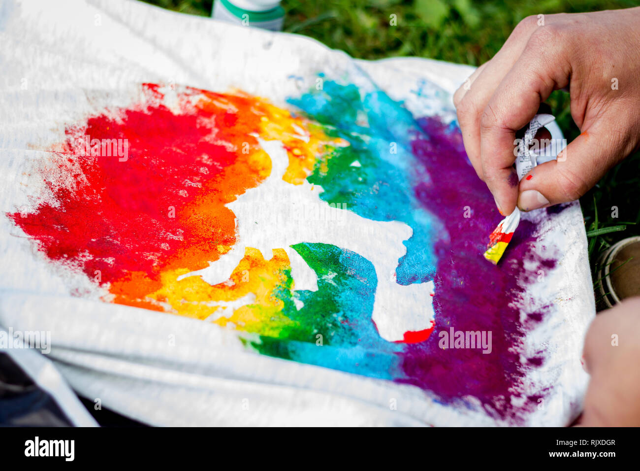 Peinture à la main sur des t-shirt à l'extérieur de l'atelier Photo Stock -  Alamy
