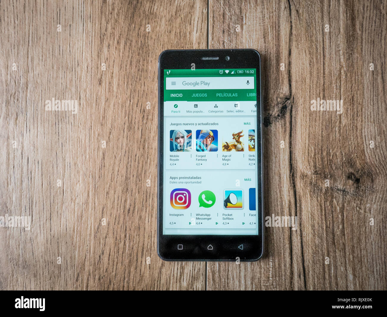 La Coruna, Espagne - 24 janvier 2019 Téléphone mobile avec google play dans l'arrière-plan sur bois screem Banque D'Images