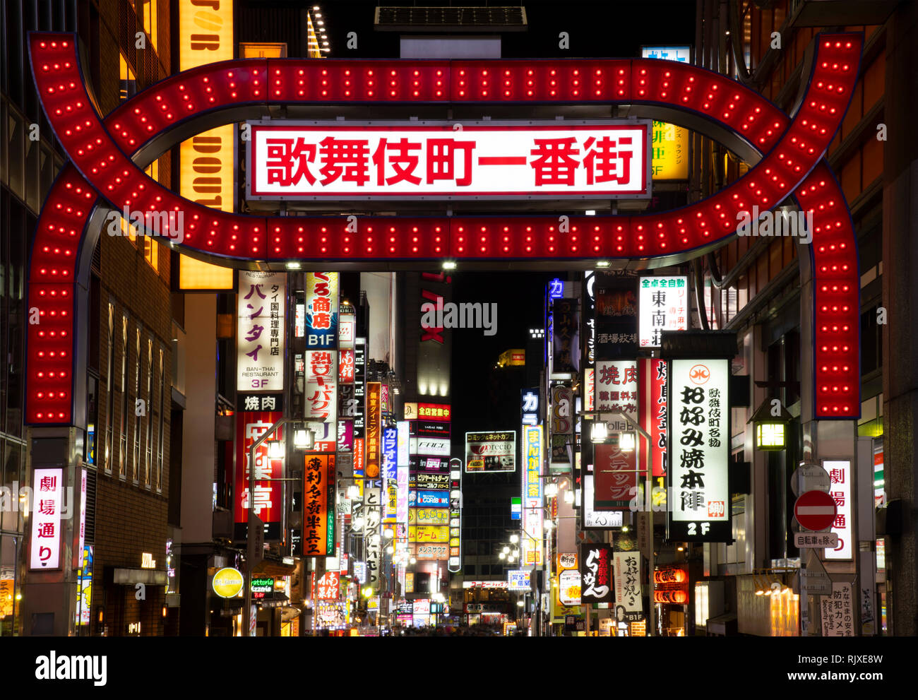 Une porte rouge de néons et une profusion de Kabukicho, enseignes néon dans un quartier de divertissements à Tokyo, Honshu, Japan Banque D'Images