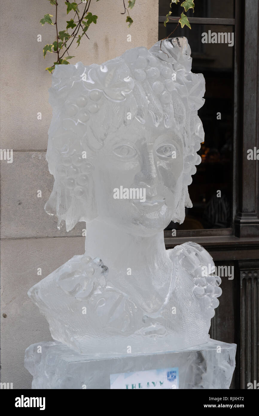 Sculpture sur glace Dionyse sur la piste de glace de York, North Yorkshire, Angleterre. Banque D'Images