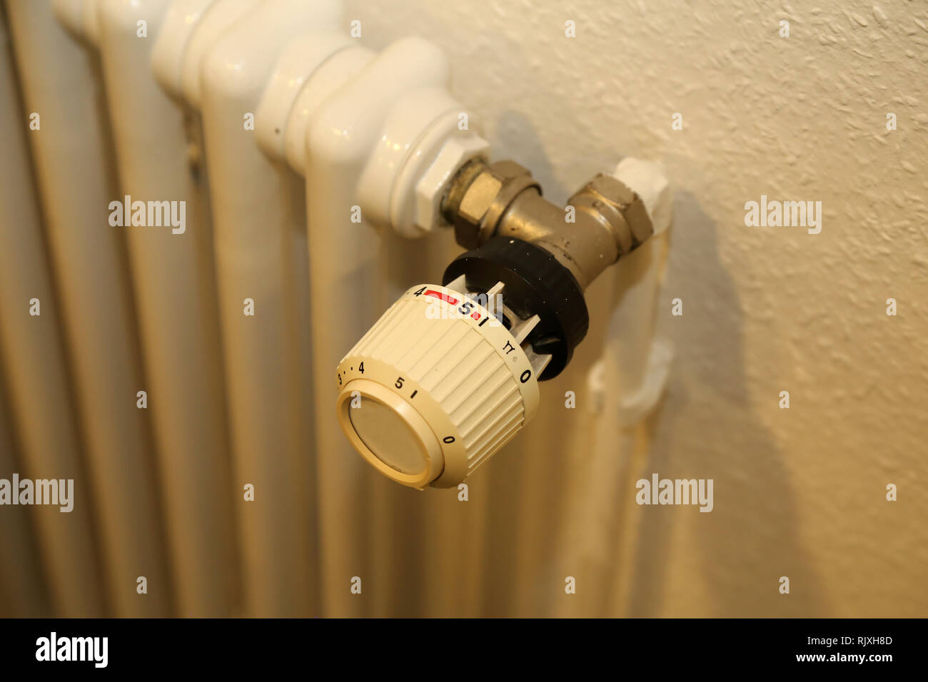 Chauffage avec régulateur thermique du panneau. Radiateur blanc. Banque D'Images