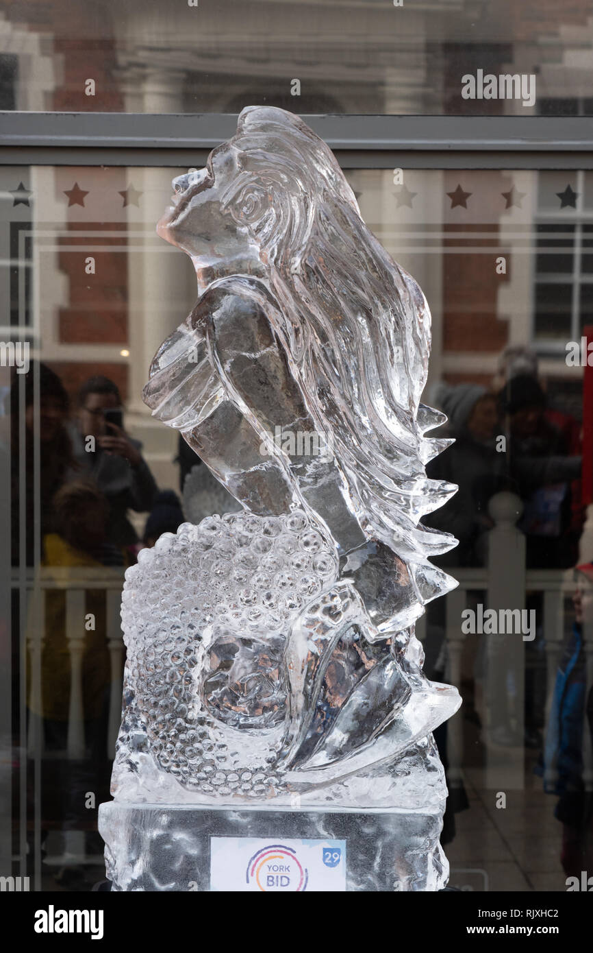 Sculpture sur glace Mermaid le long de York Ice Trail, North Yorkshire, Angleterre. Banque D'Images