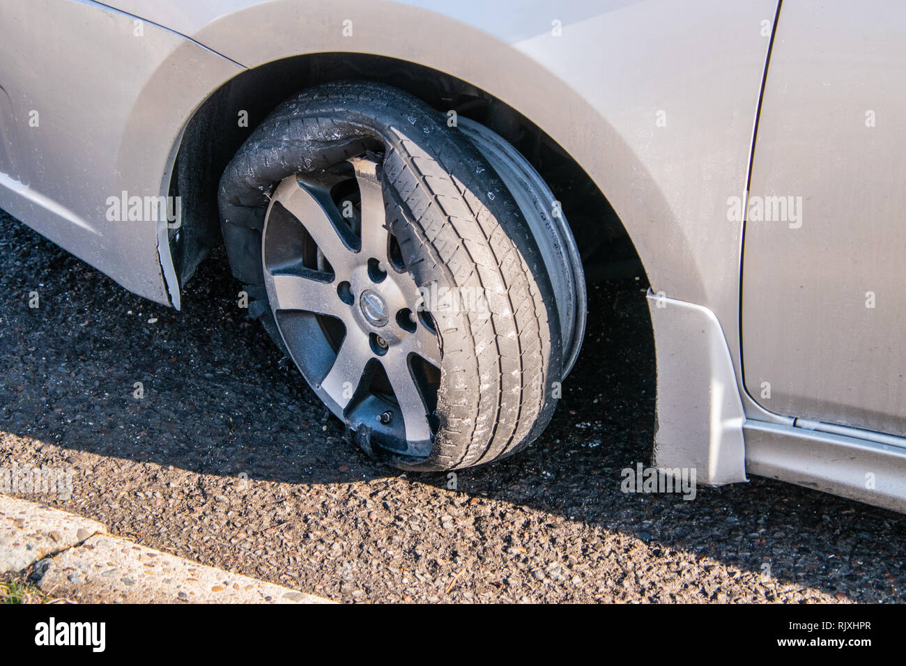 Pneu crevé de véhicule tout terrain à Banque de photographies et d’images à haute résolution Alamy