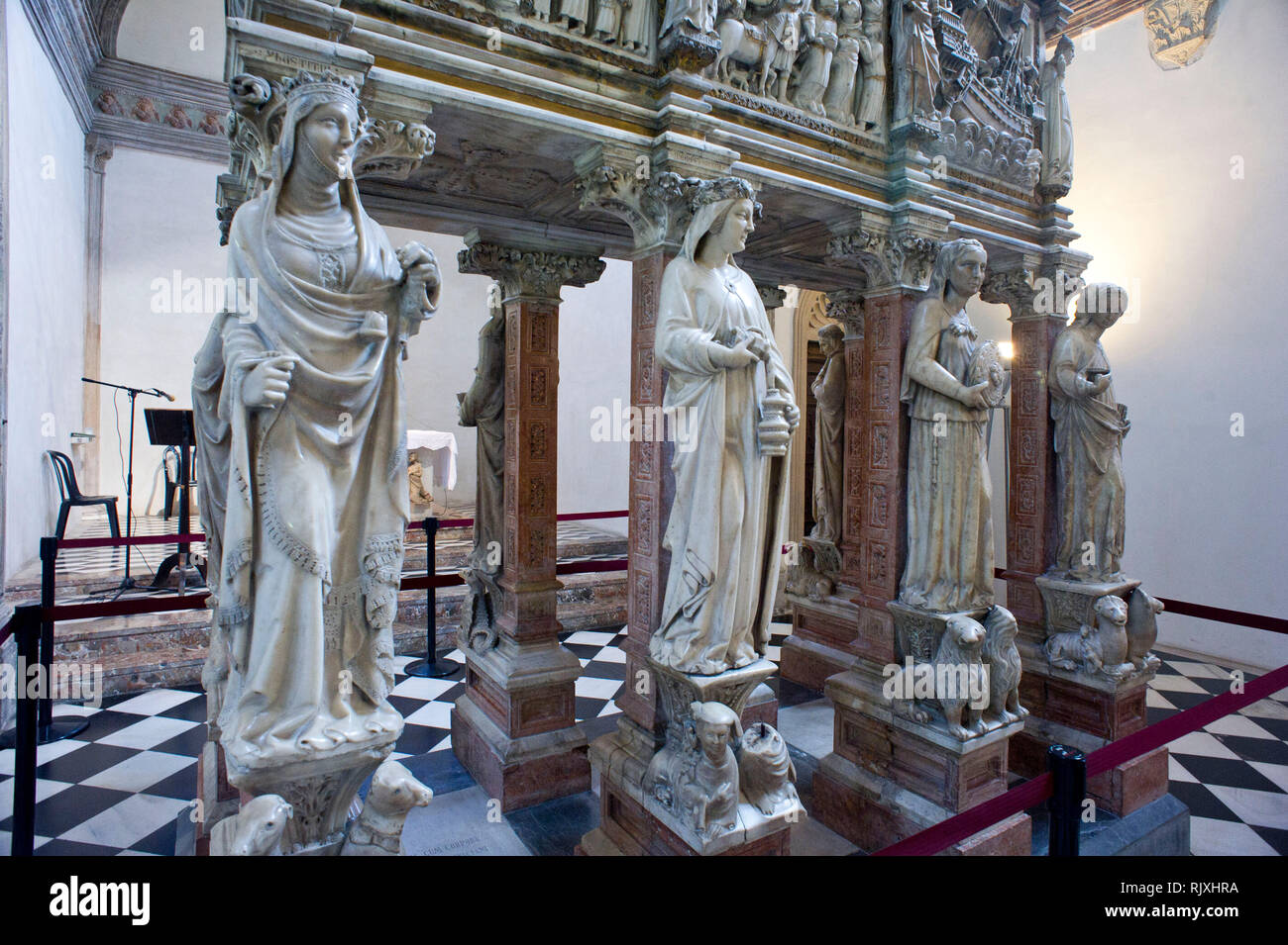 L'Italie. Milan, Lombardie. Dans la Basilique de Sant'Eustorgio il y a la chapelle Portinari. Dans l'arche, vous pouvez trouver les restes de saint Pierre Martyr. Sous Banque D'Images