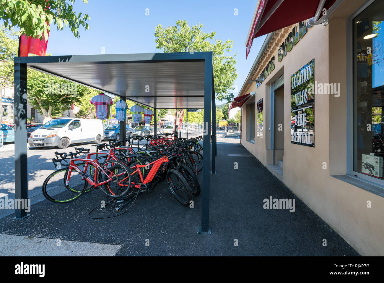 Location de vélos boutique à Malaucène, France Photo Stock - Alamy