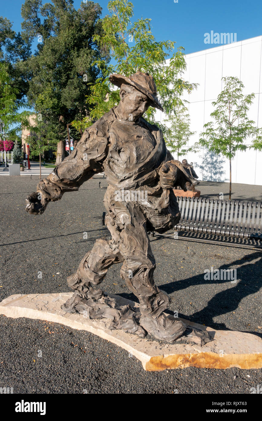 "Le Semeur" par Jane DeDecker dans la cour, Sculpture de Stillman Utah Shakespeare Festival, Cedar City, County, Utah, United States. Banque D'Images
