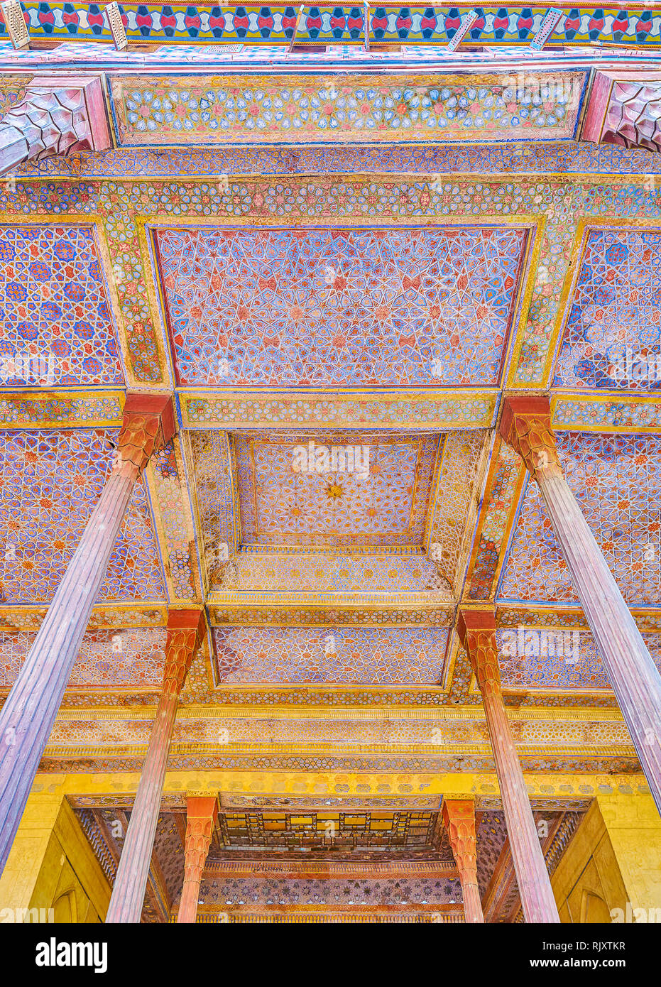 Les piliers en bois sculpté et peint de plafond galerie façade de Palais Chehel Sotoun rendre unique décoration de monument médiéval, Isfahan, Iran Banque D'Images