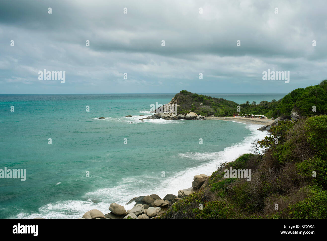 Vue panoramique sur la baie de la côte tropicale et l'eau turquoise à Arrecifes Plage. Le parc Tayrona, Colombie. Sep 2018 Banque D'Images Vue panoramique sur la baie de la côte tropicale et l'eau turquoise à Arrecifes Plage. Le parc Tayrona, Colombie. Sep 2018 Banque D'Images