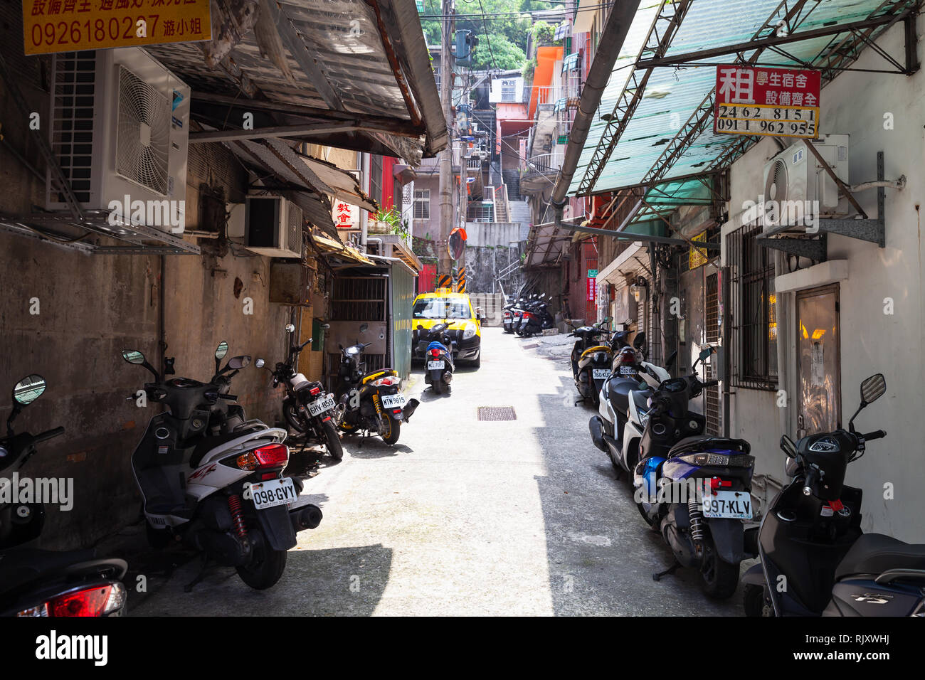 Keelung, Taïwan - septembre 5, 2018 : Street View de Keelung city à jour, les scooters sont garés dans la rue Banque D'Images