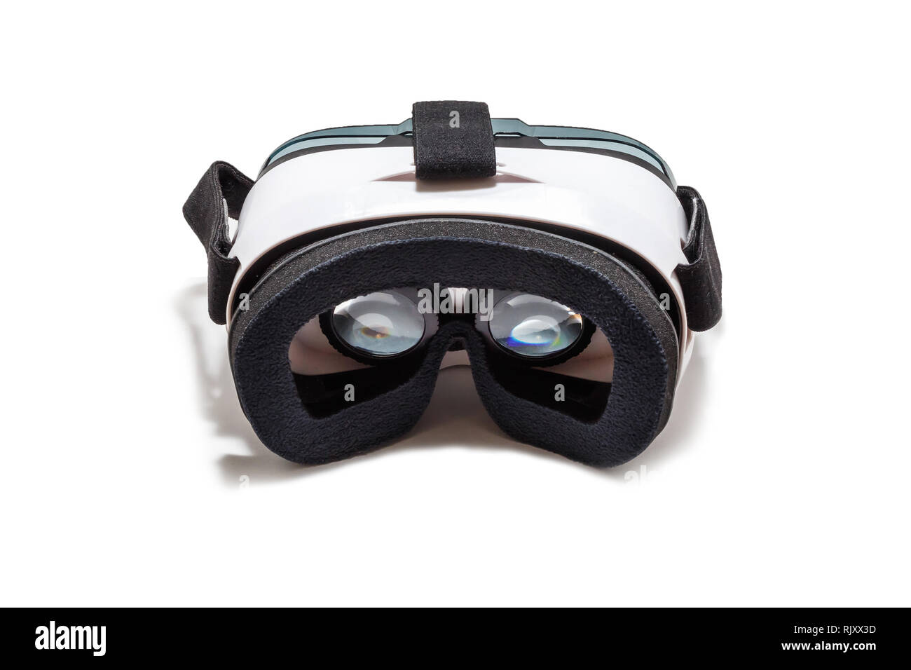 AR VR 360 lunettes de réalité virtuelle du carton pour téléphone mobile isolé sur fond blanc. Appareil pour regarder des films pour les voyages et les loisirs en Banque D'Images