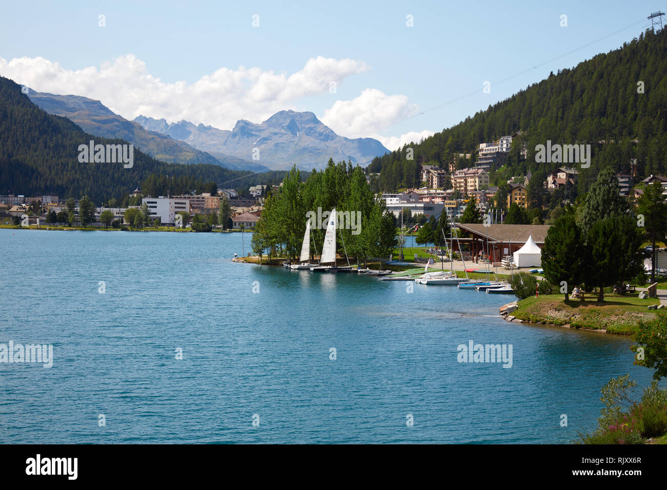 Le lac de Saint-Moritz et voiliers dans une journée ensoleillée en Suisse Banque D'Images