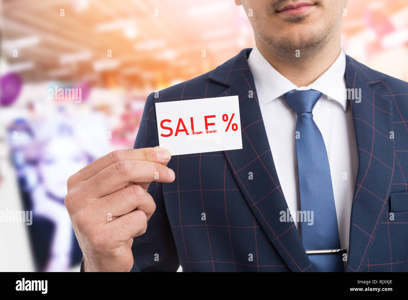Vendeur portant costume et cravate vente de publicité à l'aide d'une carte  blanche avec texte et symbole Photo Stock - Alamy