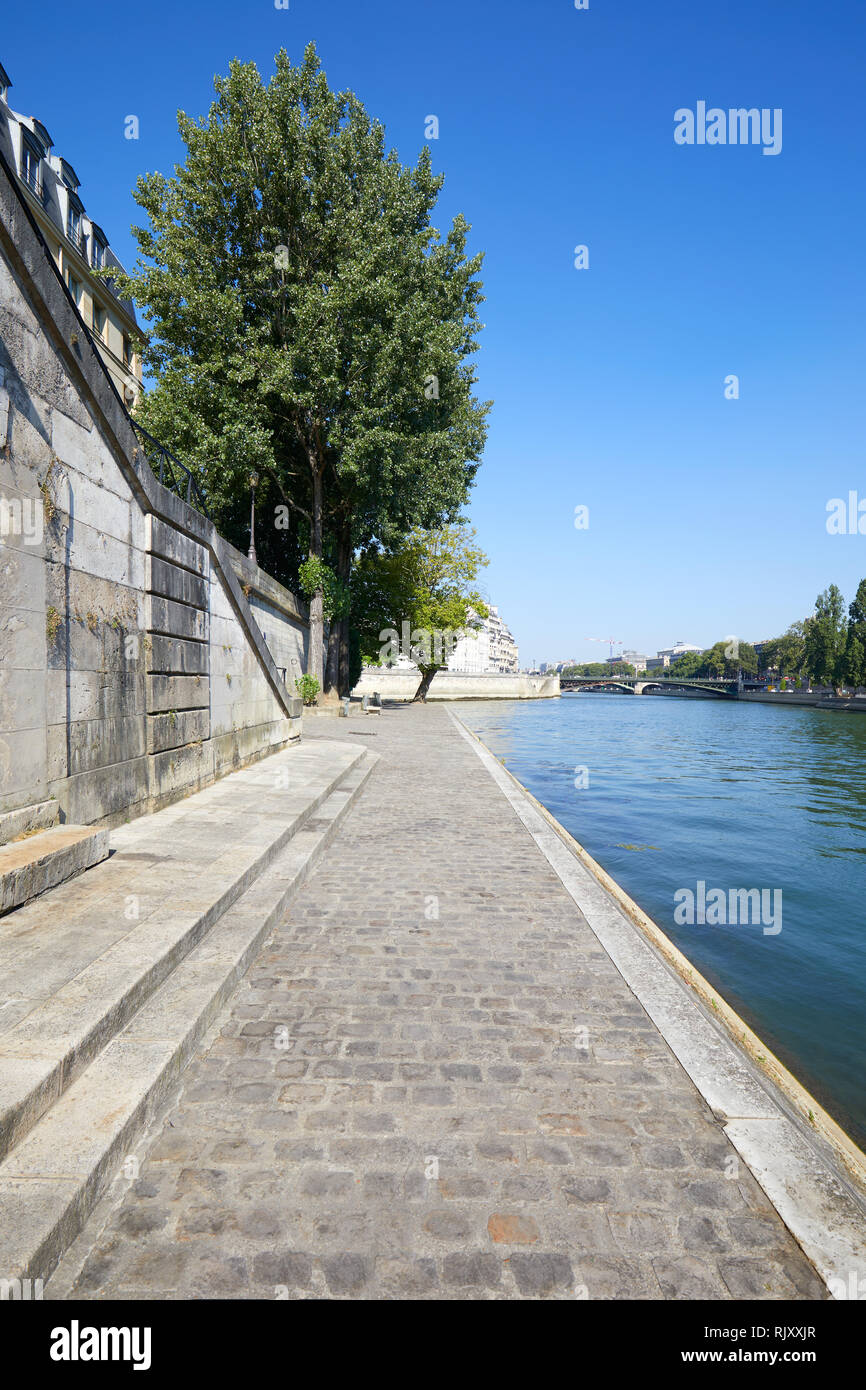 Paris, personne sur les quais de Seine dans un jour d'été ensoleillé Banque D'Images