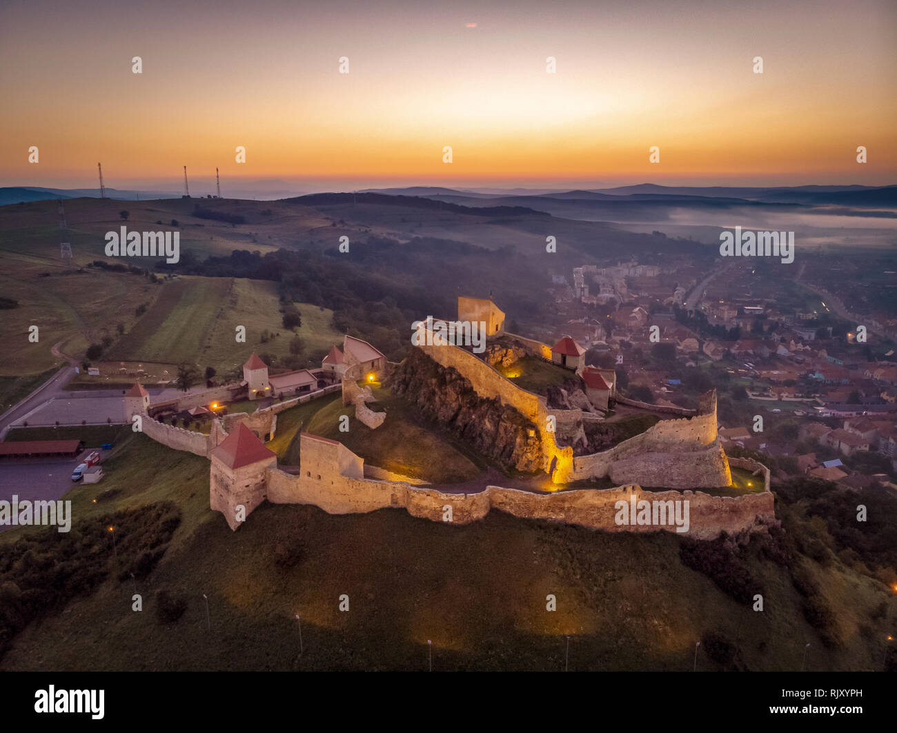 Au-dessus de la Roumanie avant le coucher du soleil en Transylvanie. La forteresse de Moeciu Banque D'Images