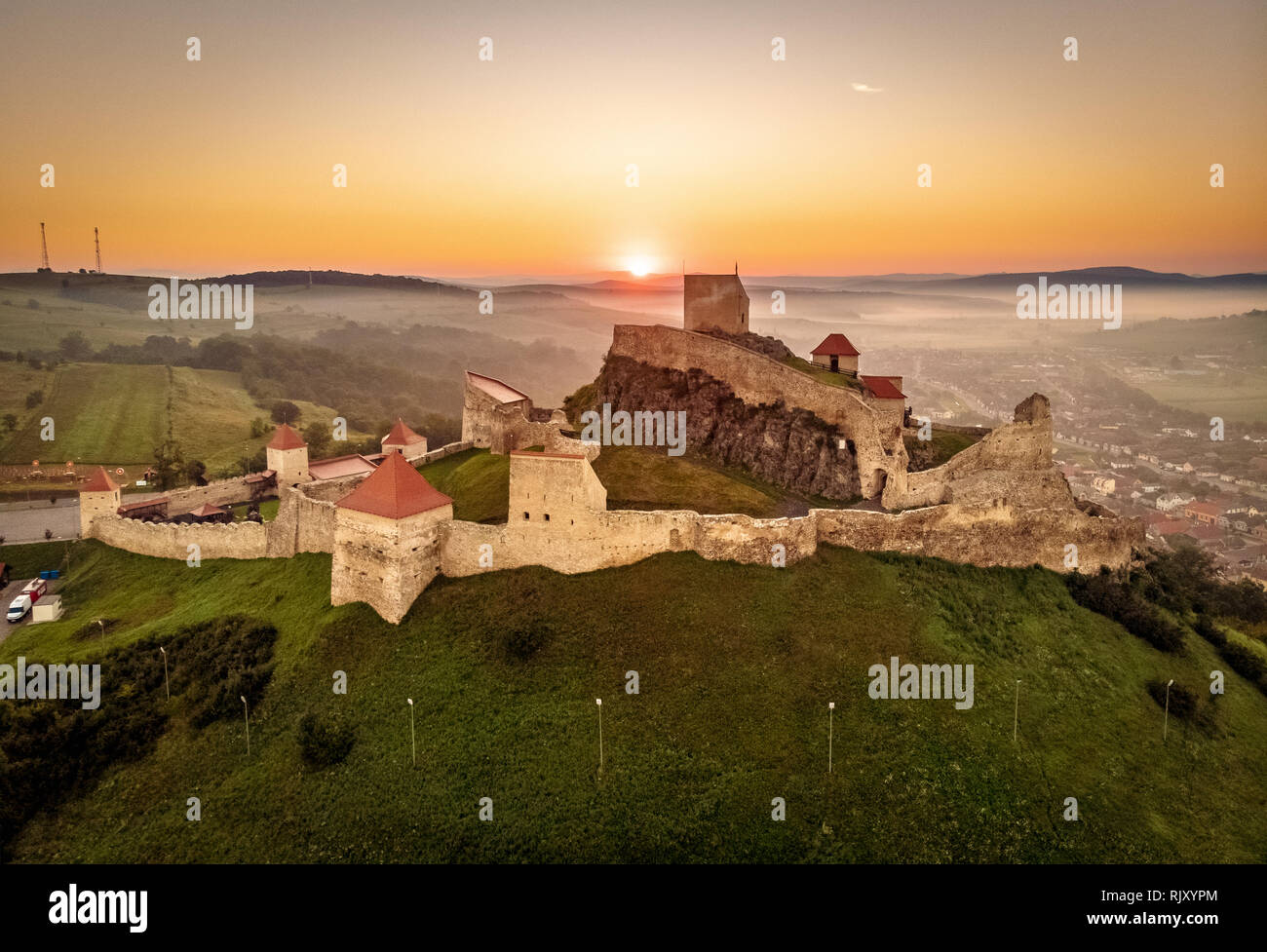 Brasov citadelle au lever du soleil en Transylvanie attraction touristique situé entre Brasov et SIghisoara Banque D'Images