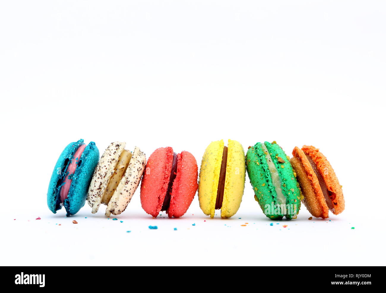 Doux et coloré ou macaron macarons français sur fond blanc, dessert. Banque D'Images