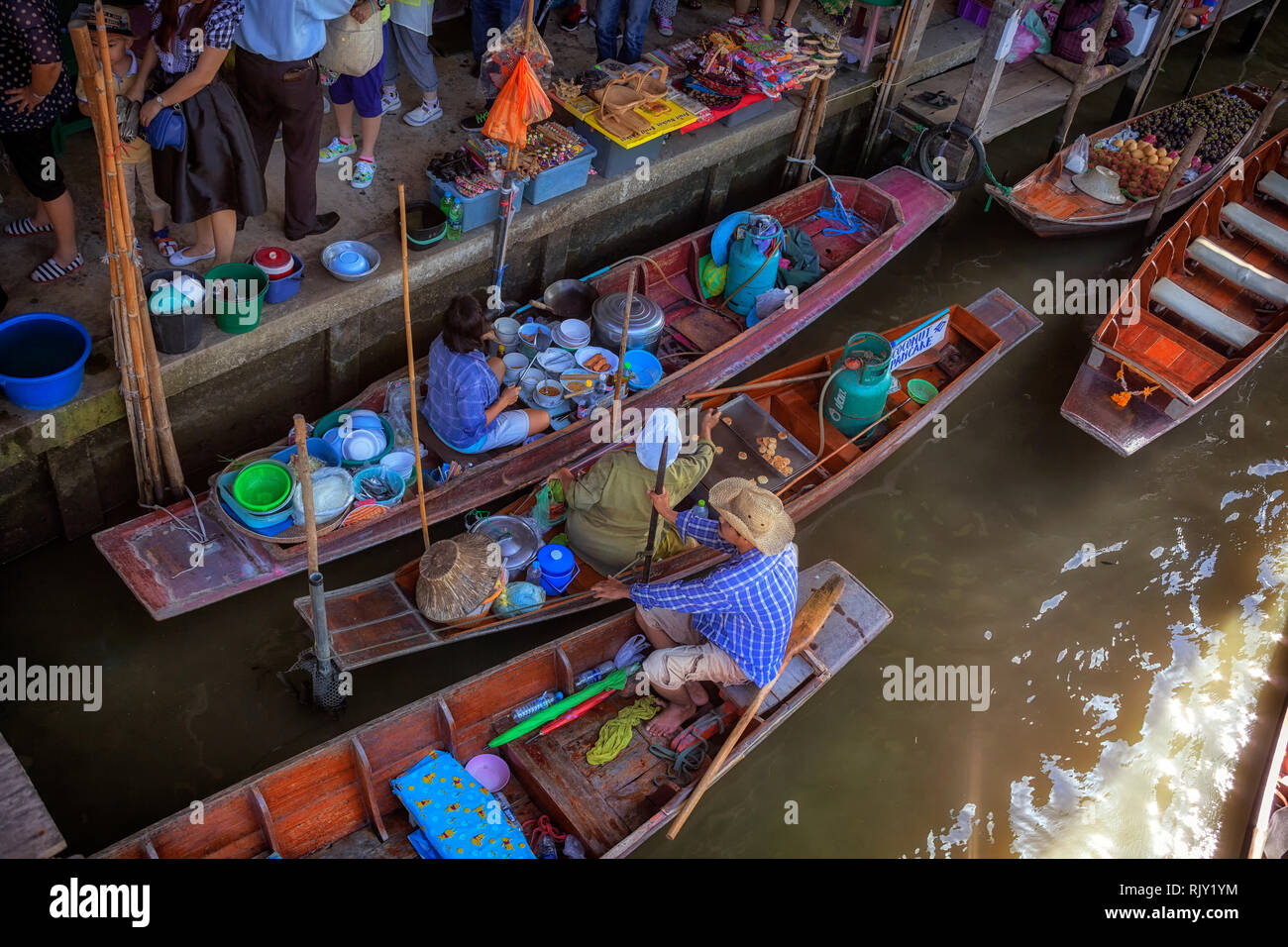 Le marché flottant à Bangkok Banque D'Images